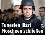 Polizisten sichern ein Hotel
