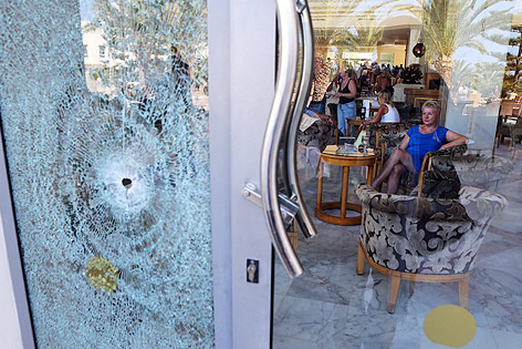 © APA/EPA/Mohamed Messara Einschussloch in Hoteltür