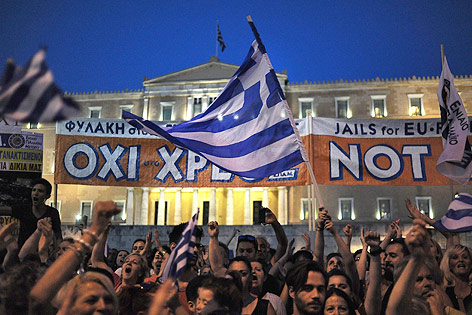 © APA/EPA/Fotis Plegas G. Demonstranten vor dem Parlament in Athen