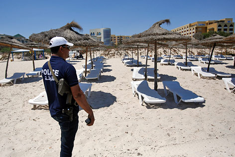 © AP/Darko Vojinovic Polizei am Strand in Tunesien