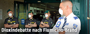 Flughafenangestellte mit Schutzmaske