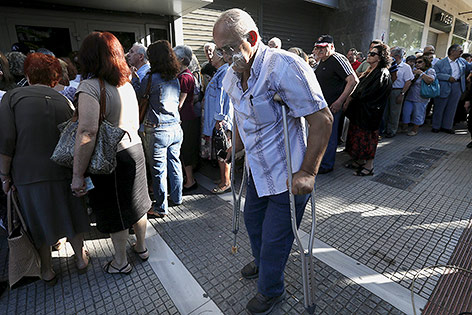 © Reuters/Yannis Behrakis Pensionisten vor einer Bank in Griechenland