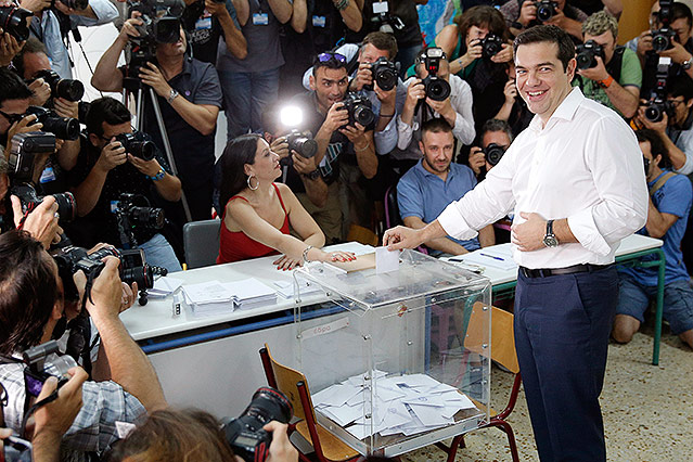 © Reuters/Christian Hartmann Alexis Tsipras bei der Stimmabgabe im Wahllokal