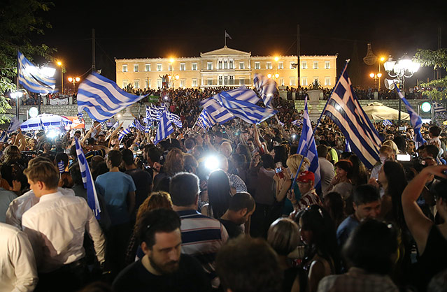 © APA/EPA/Kay Nietfeld Menschen vor dem griechischen Parlament
