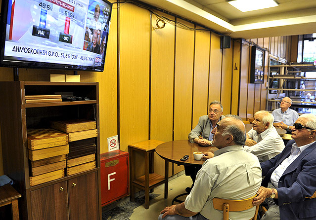© Reuters/Alkis Konstantinidis Mehrere Griechen blicken in einem Cafe auf die Zwischenergebnisse im Fernsehen