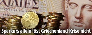 Euro-Münzen vor griechischer Drachme
