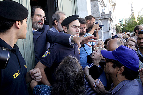 © APA/AP/Spyros Tsakiris Pensionisten in Griechenland stürmen eine Bank