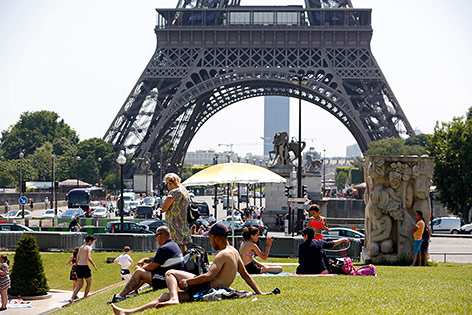 © Reuters/Charles Platiau Menschen sonnen sich vor dem Eiffelturm