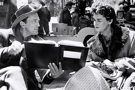 © AP Filmdreharbeiten aus dem Jahr 1955 mit Kirk und Diana Douglas