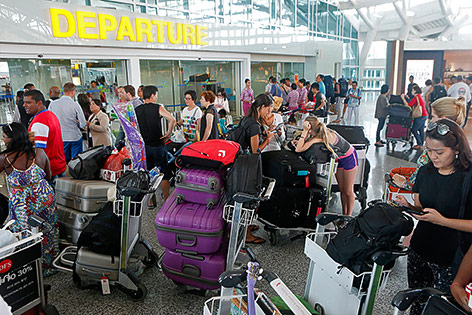 © APA/EPA/Made Nagi Passagiere auf dem Flughafen von Bali