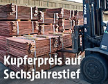 Ein Gabelstapler lädt Kupferplatten auf