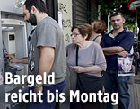 Menschen in Athen vor einem Bankomaten