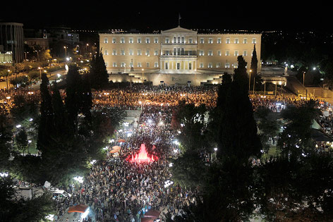 © APA/EPA/Orestis Panagiotou Menschen jubeln vor griechischem Parlament