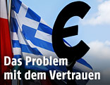 Euro-Skulptur vor einer griechischen Flagge
