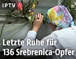 Trauernde Frau mit Sarg