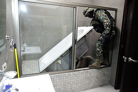 © Reuters/Daniel Becerril Ein mexikanischer Soldat hebt eine Badewanne an, die zu einem Fluchttunnel führt