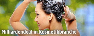 Frau mit shampoonierten Haaren