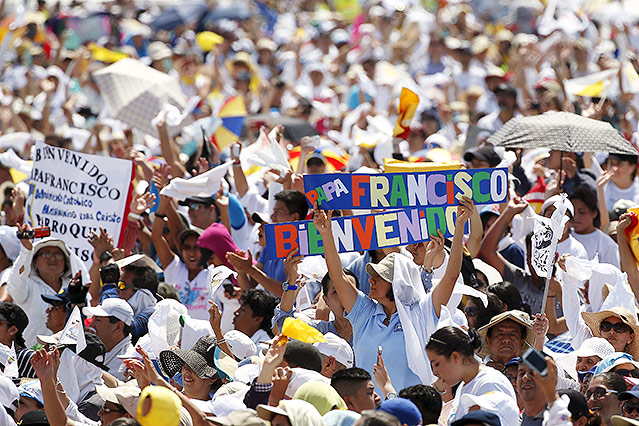 © Reuters/Alessandro Bianchi Menschen feiern Papst Franzsikus in Equador
