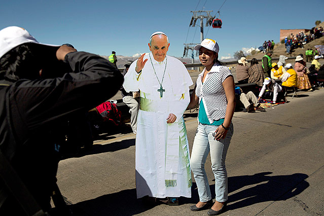 © AP/Rodrigo Abd Papst-Fan mit Franziskus-Pappfigur