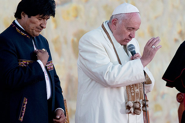 © AP/Eduardo Verdugo Papst Franziskus und Präsident von Bolivien Evo Morales