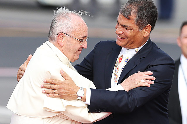 © AP/Fernando Llano Papst Franziskus mit dem Präsidenten von Equador Rafale Correa