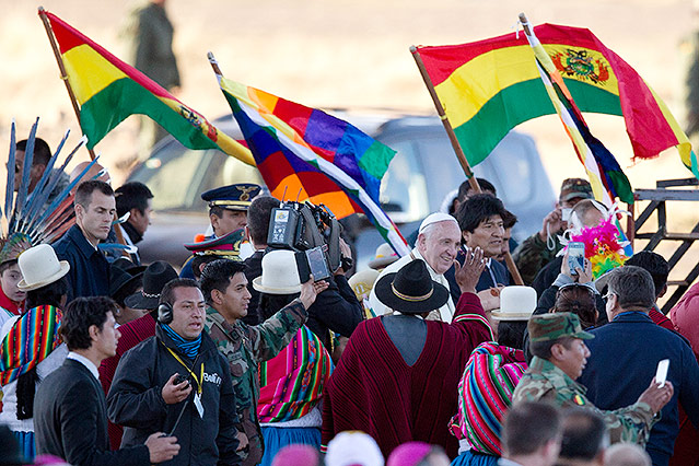 © AP/Eduardo Verdugo Menschen feiern ANkunft von Papst Franziskus in El Alto, Bolivien