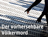 Menschen zeigen auf Tafel mit Namen der Opfer