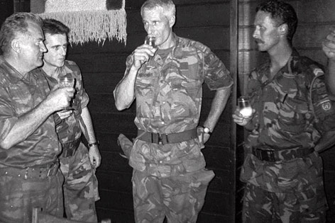 Ratko Mladic und Ton Karremans