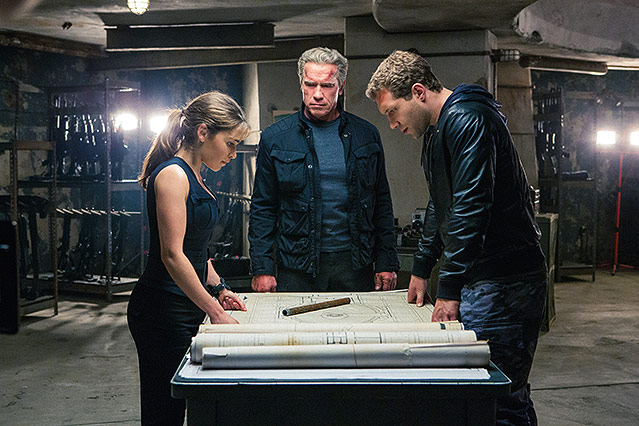 © Paramount Pictures/Melinda Sue Gordon Arnold Schwarzenegger, Emilia Clarke und Jai Courtney in "Terminator Genisys"