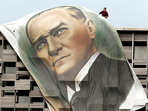 © Reuters/Osman Orsal Ein Banner mit dem Begründer der modernen Türkei, Mustafa Kemal Atatürk