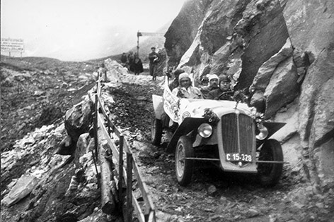 © picturedesk.com/ONB Franz Rehrl Franz Wallack bei der ersten automobilen Überquerung der Hohen Tauern im Jahr 1934