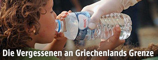 Kind trinkt aus Wasserflasche