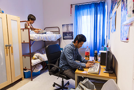 Minderjährige Flüchtlinge in einem Zimmer