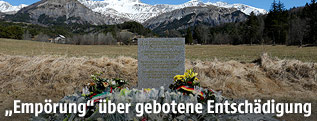 Blumen vor Gedenkstätte