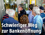 Menschenmenge vor einer geschlossenen Bank