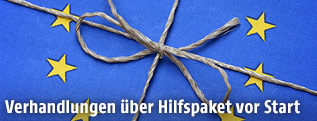 Eine mit einer Schnur verbundene EU-Flagge