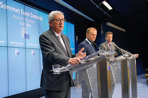 © APA/EPA/Olivier Hoslet EU-Kommissionspräsident Jean-Claude Juncke, EU-Ratsvorsitzender Donald Tusk und Eurogruppen-Chef Jeroen Dijsselbloem
