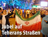 Menschen feiern auf den Straßen von Teheran