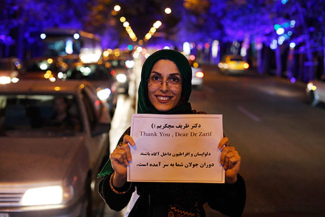 © APAEPA/Abedin Taherkenareh Iranerin mit einer Dankeskarte