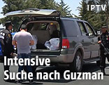 Polizisten durchsuchen ein Auto