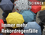 Menschen mit Regenschirmen