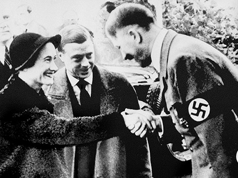 © picturedesk.com/PA Edward und seine Frau Wallis Simpson mit Adolf Hitler