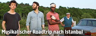 Christian Ulmen und Eugene Boateng in einer Filmszene aus "Becks letzter Sommer"
