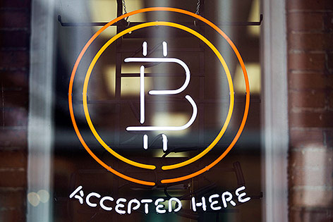 © Reuters/Mark Blinch "Bitcoins accepted here" Zeichen vor einem Lokal