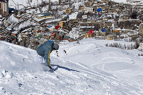 © Reuters/Caren Firouz Snowboarder im Skiort Shemshak im iranischen Elburs Gebirge
