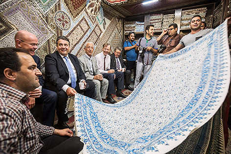 Sigmar Gabriel auf einen Bazar in Isfahan