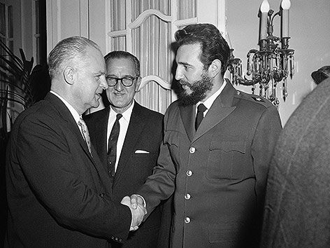Fidel Castro und sewjetischer Botschafter Mikhail Menshikov in der kubanischen Botschaft in Washington im Jahr 1959