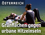 Zwei Frauen liegen im Wiener Burggarten