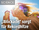 Frau isst ein Eis