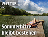 Junge Frau am Steg beim See